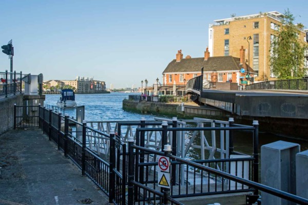 Limehouse Basin Lock - Yacht leaves