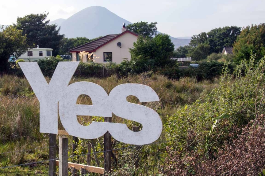 Although the "Yes" campaign was very prominent on the ground, it was ultimately unsuccessful. Isle of Skye, Broadford - "Yes sign" on the outskirts of Broadford