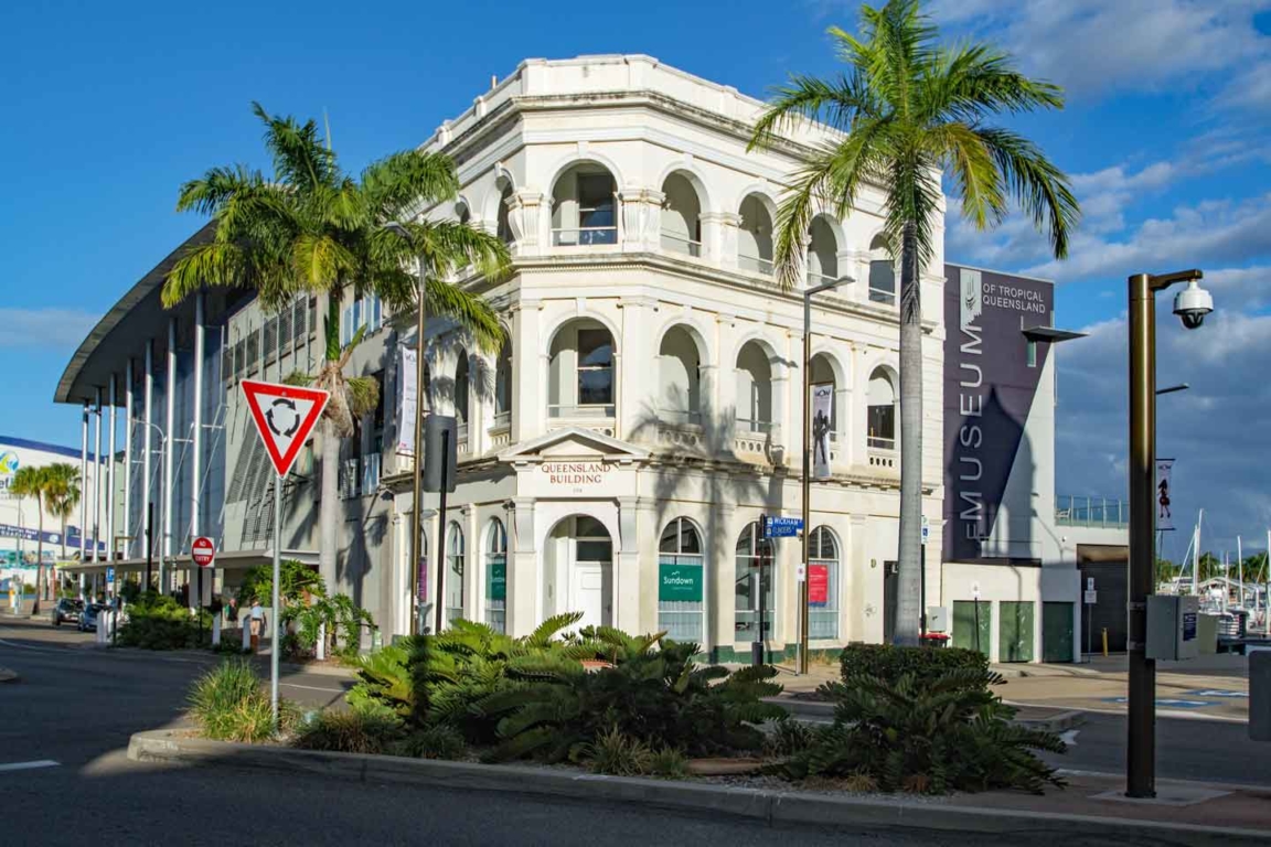 Built 1890-2; free classical style; purpose built for Burns, Philp, Co. Insurance subsidiary; 104-106 Flinders Street; #600909 Queensland Building