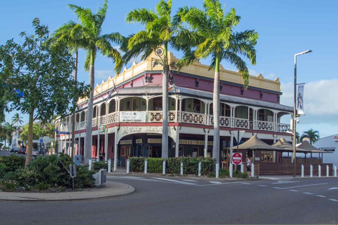 Built 1899 incorporating an earlier 1868 structure; cast iron balustrade particular to Nth Qld; 87 Flinders Street; #600916 Tattersalls Hotel