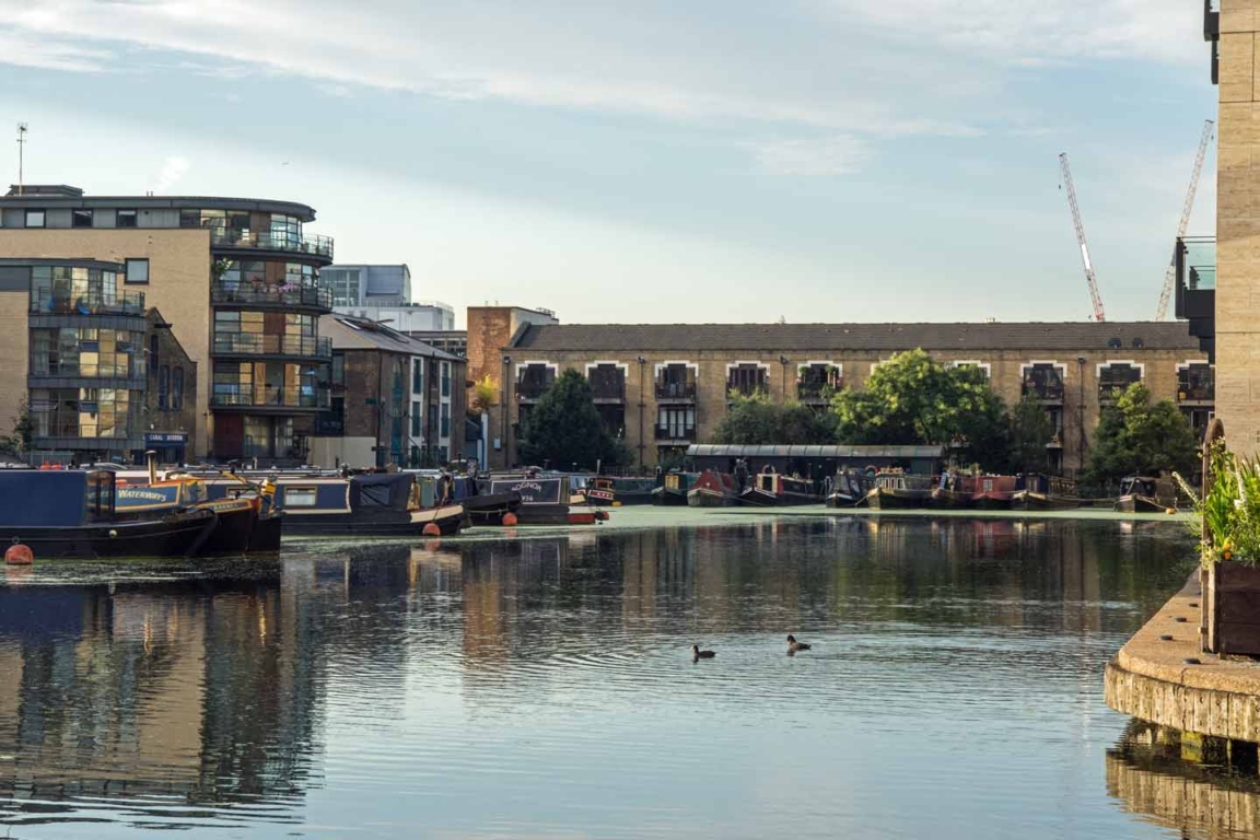 Battlebridge Basin, located near King's Cross and between Islington and Camden Road (North Bridge), is home to the London Canal Museum. Battlebridge-Basin