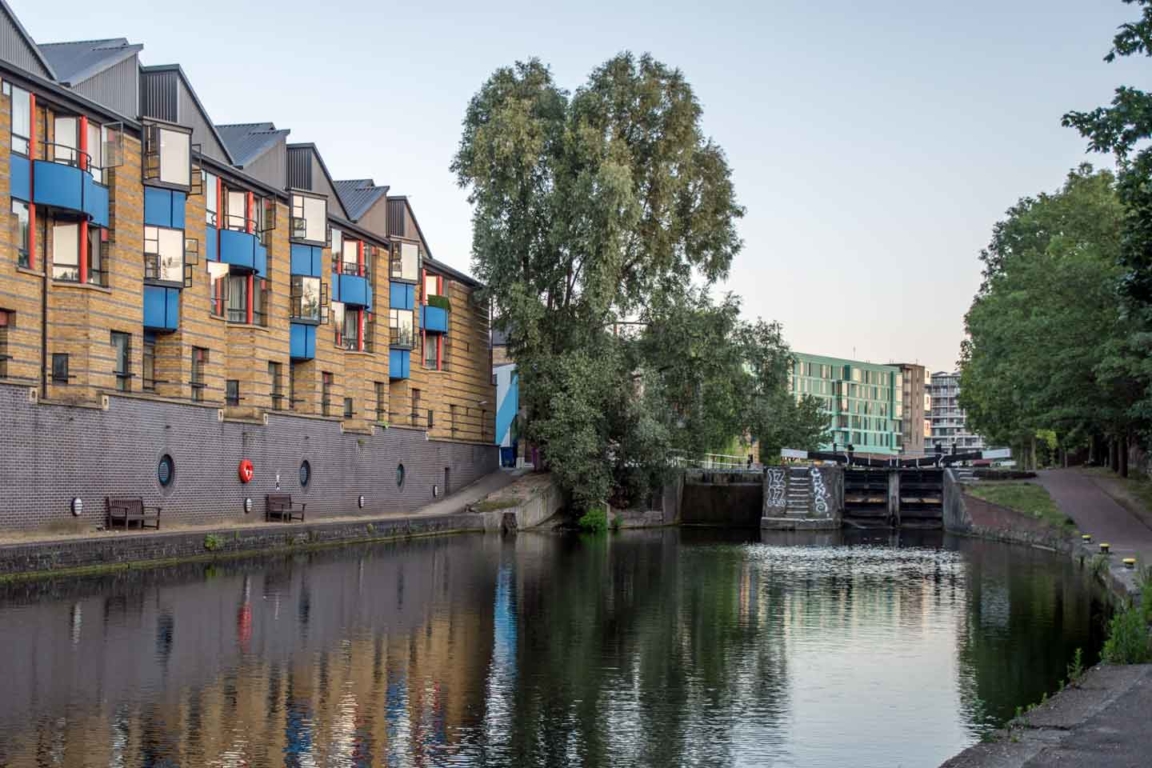 Mile End Lock Gates between Mile End and the Thames river Mile-End-Lock-Gates