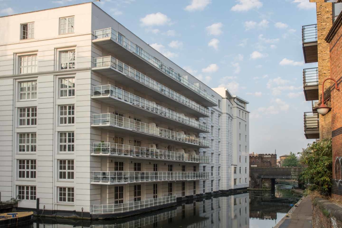 The "Whitehouse" Oval Road between Camden Road (North Bridge) and Lisson Grove. Will it fall in? Diving practice anyone? The-Whitehouse-Oval-Road