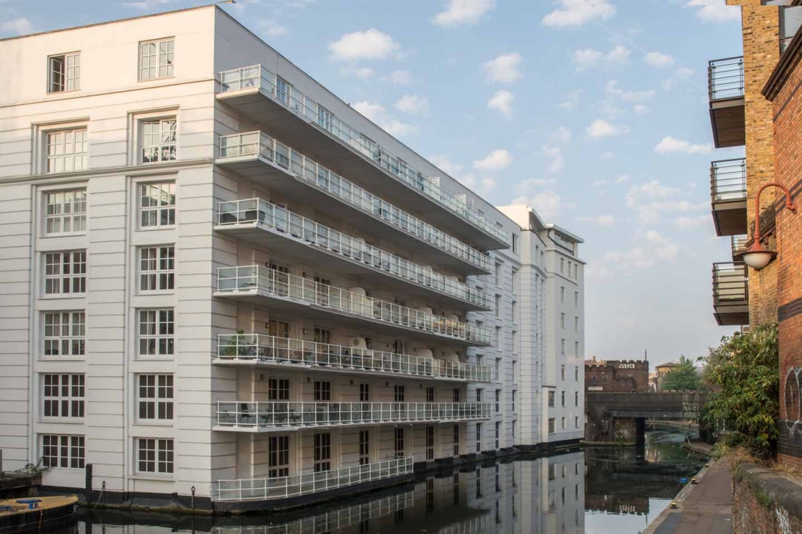 The "Whitehouse" Oval Road between Camden Road (North Bridge) and Lisson Grove. Will it fall in? Diving practice anyone? The-Whitehouse-Oval-Road