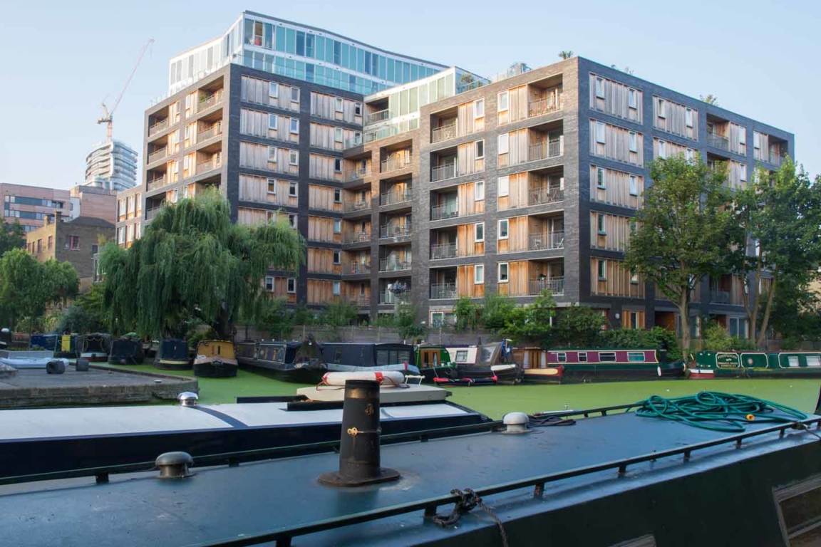 Apartments at Wenlock Basin between Kingsland Basin and Islington Apartments-on-Wenlock-Basin