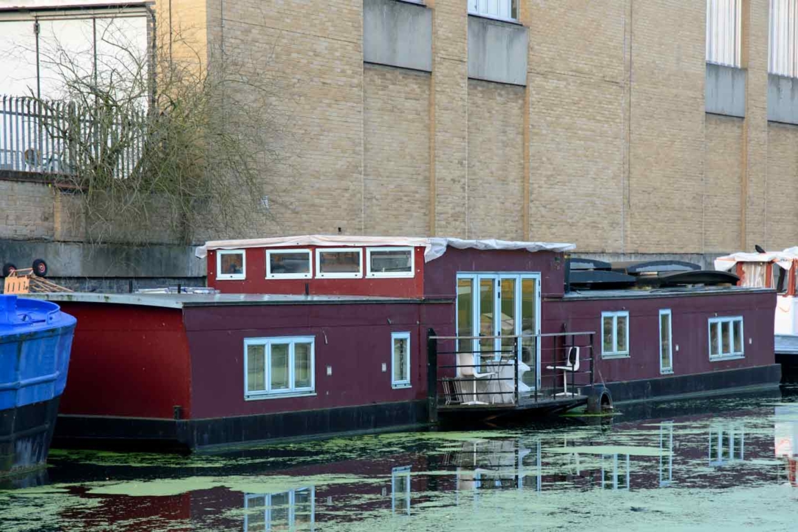 Houseboat moored between Kingsland Basin and Islington Houseboat