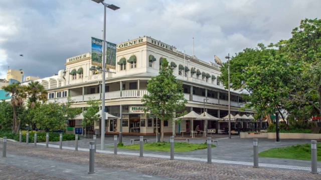 Built 1928-36; three storeys, reinforced concrete, corrugated iron roof; 87 Lake Street; #600382 Queensland Pubs